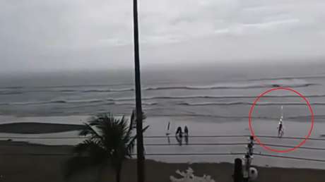 Momento exacto en el que una joven es golpeada por un rayo en una playa en Brasil