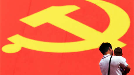 Detienen en Indonesia a un turista ruso por llevar una camiseta con la hoz y el martillo