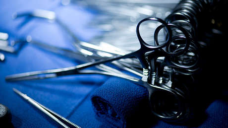 Extraen unas tijeras que un hombre llevaba en su estómago durante 18 años (Video)