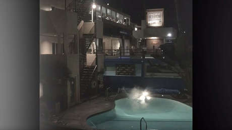 Escalofriante video: un 'youtuber' salta a una piscina y se fractura ambas piernas