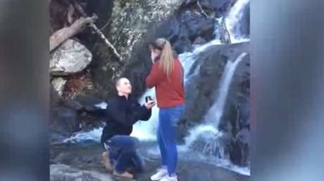 Una romántica propuesta de matrimonio termina en fracaso total