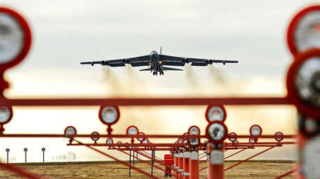 Un bombardero nuclear B-52 de EE.UU. pierde un motor en pleno vuelo