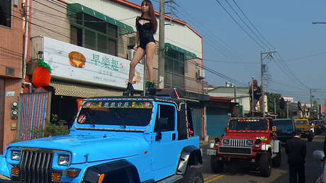 Videos: Invitan a 50 bailarinas de barra al funeral de un político taiwanés