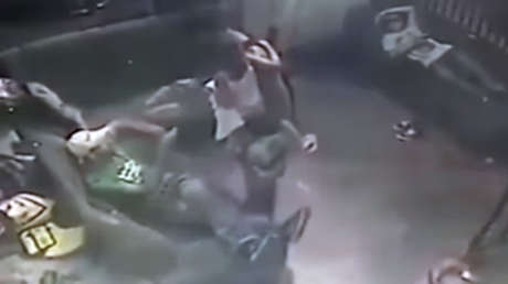 FUERTES IMÁGENES: Un hombre comete un asesinato en Brasil con una niña en brazos