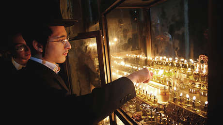 Hallan extraños grabados de una cruz y una menorá en una cueva de Israel