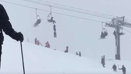 Un hombre inconsciente queda colgado de un telesilla 'ahorcado' por su mochila