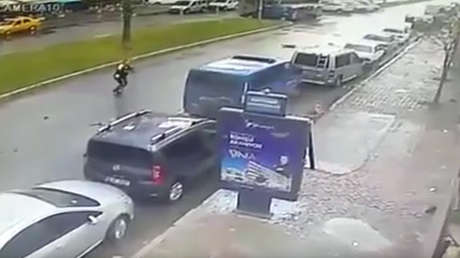 Video: Un heroico policía turco enfrenta a los terroristas en la ciudad de Esmirna