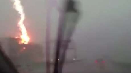 Un potente rayo golpea un camión en plena carretera