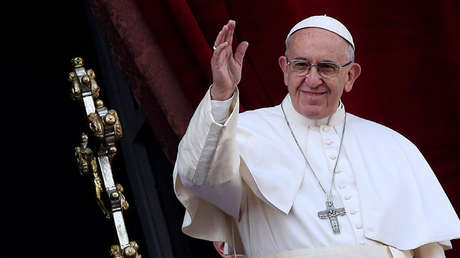 Tapa la cámara frontal y viaja en Ford Focus: sencillas lecciones de seguridad del papa Francisco