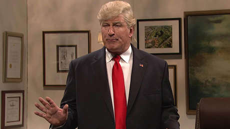 Alec Baldwin se burla del lema de Donald Trump, en ruso y con errores ortográficos