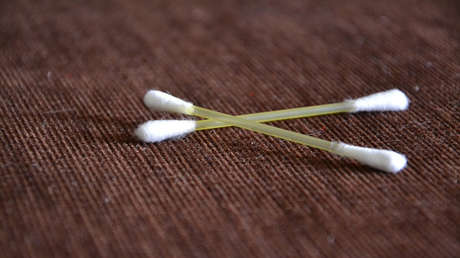 ¿Por qué debería dejar de limpiarse los oídos con hisopos de algodón?