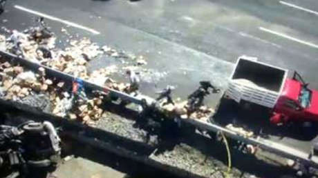 VIDEO: El momento en que un camión se queda sin frenos y provoca un grave accidente en México