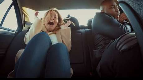 Pasajeros de un taxi se llevan el susto de sus vidas con la broma de un expiloto disfrazado