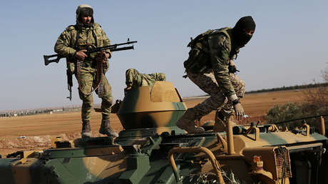Video: Un rebelde se salva por centímetros de un proyectil del Estado Islámico