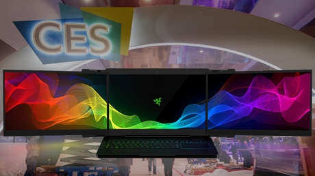 Una empresa presenta sus innovadores portátiles de triple pantalla en una feria y se los roban