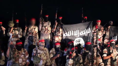 Imágenes perturbadoras: Los terroristas del EI arrojan a un homosexual desde una azotea en Mosul