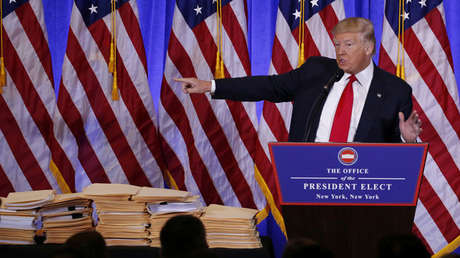 Trump califica a BuzzFeed de "basura" y se niega a responder a CNN por difundir "noticias falsas"