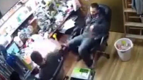 ¿El iPhone 7 también?: El momento en que un teléfono explota en la mano de un hombre (VIDEO)