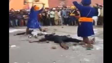 India: Un peligroso truco con un enorme martillo por poco acaba en una tragedia