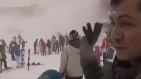 La impasible reacción de un hotelero ante una avalancha que sepulta a sus clientes