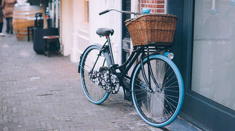 VIDEO: Mujer policía persigue y atrapa a un ladrón de bicicletas en México