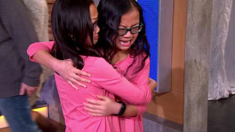 10 años después: El conmovedor encuentro de gemelas separadas al nacer (Video)