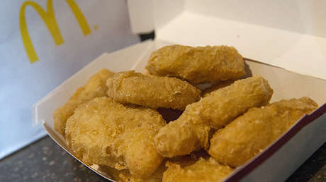 Un niño de 12 años apunta con una pistola a su compañera para robarle sus McNuggets