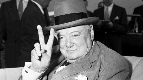 Advierten sobre el peligro de hacer el símbolo de la paz en las selfis