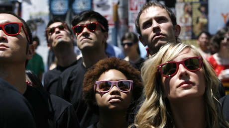 Una empresa francesa compra a la compañía fabricante de Ray-Ban por 23.000 millones de euros