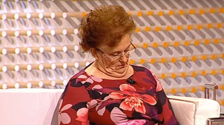 Video: Un presentador de televisión gasta una insólita broma a una mujer que se durmió en directo