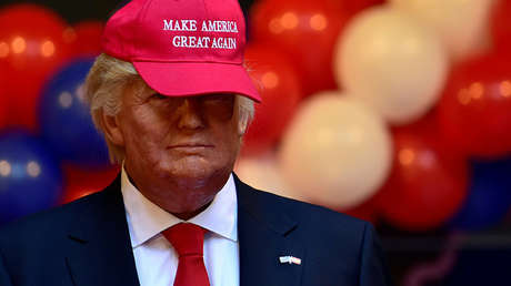 Feminista en 'topless' le 'agarra las pelotas' a una estatua de Trump en España (FOTO)