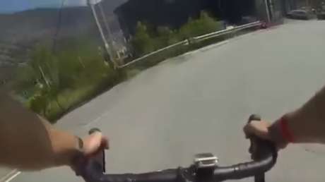 Un ciclista graba en video cómo cae por un barranco