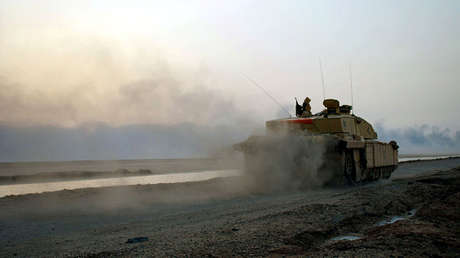 El Ejército británico manda tanques a través del canal de la Mancha