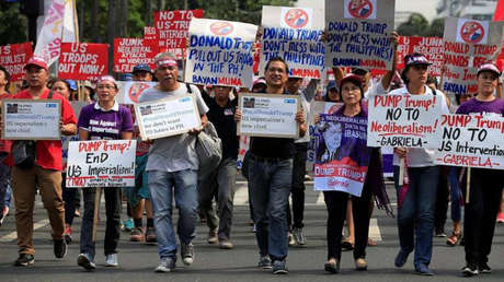 Queman una bandera de EE.UU. frente a la embajada estadounidense en Filipinas (VIDEO)