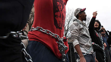 Barrera humana de manifestantes bloquea el paso a simpatizantes de Trump (VIDEO)