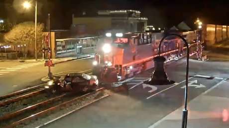 Un auto se mete en las vías férreas y el tren se lo lleva 4 minutos después