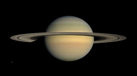 La NASA publica imágenes únicas de la luna Daphnis, que "maneja" los anillos de Saturno