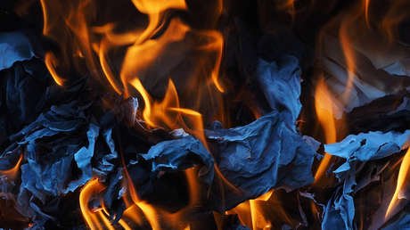 Crean el primer papel del mundo a prueba de agua y fuego (VIDEO)