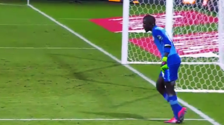 ¿La simulación más ridícula de un portero para perder tiempo?