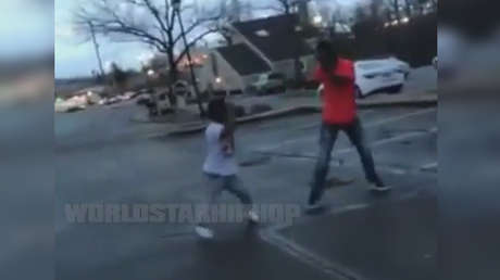 Un enano planta cara a un hombre dos veces más alto 