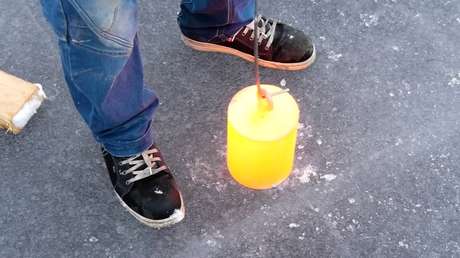 ¿Qué sucede al poner un bloque de níquel al rojo vivo sobre un lago helado?