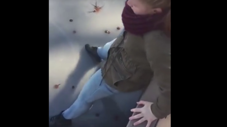 Una joven puso a prueba una frágil capa de hielo y lo paga caro