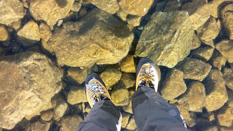 Un hombre 'camina sobre las aguas' debido a un insólito fenómeno natural (FOTOS)