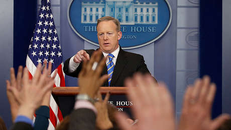 ¿Ha publicado el portavoz de Trump su contraseña en Twitter?