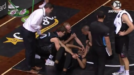 Fuertes imágenes: Se le salta un ojo en mitad de un partido de baloncesto