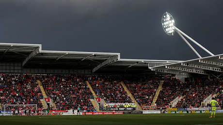 Evacúan a miles de hinchas de un estadio de fútbol en el Reino Unido