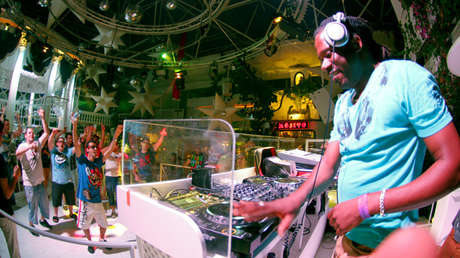 El comportamiento indecente de los turistas británicos desborda a la Policía de Ibiza