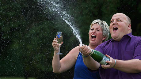 Gana millones de libras, se divorcia, se casa con una joven y esta huye con parte de la fortuna