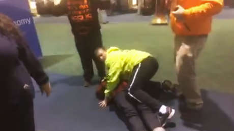 Noquean a simpatizantes de Trump en una protesta contra las medidas antimigratorias (VIDEO)