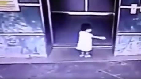 FUERTE VIDEO: Una madre salva a su hija con una milagrosa patada